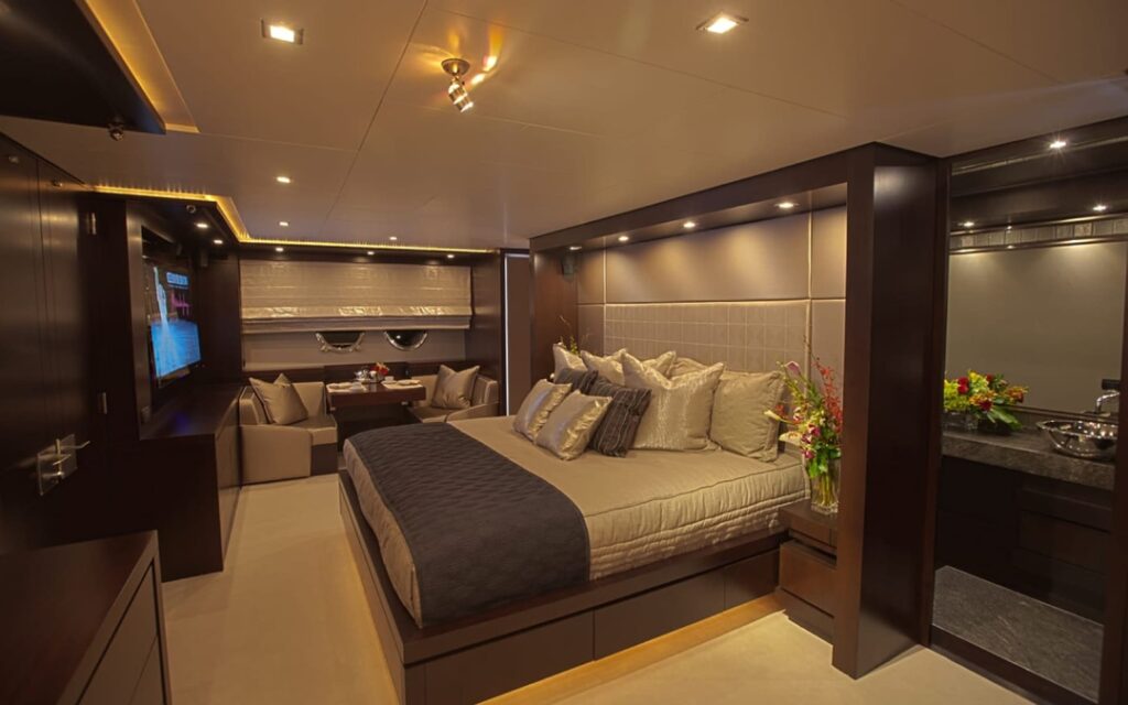 luxury yachts miami - azimut yacht