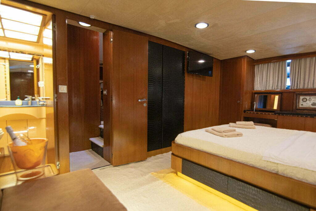 luxurious yachts mykonos - charter a yacht - cantieri di pisa- billionaire club mykonos concierge #56