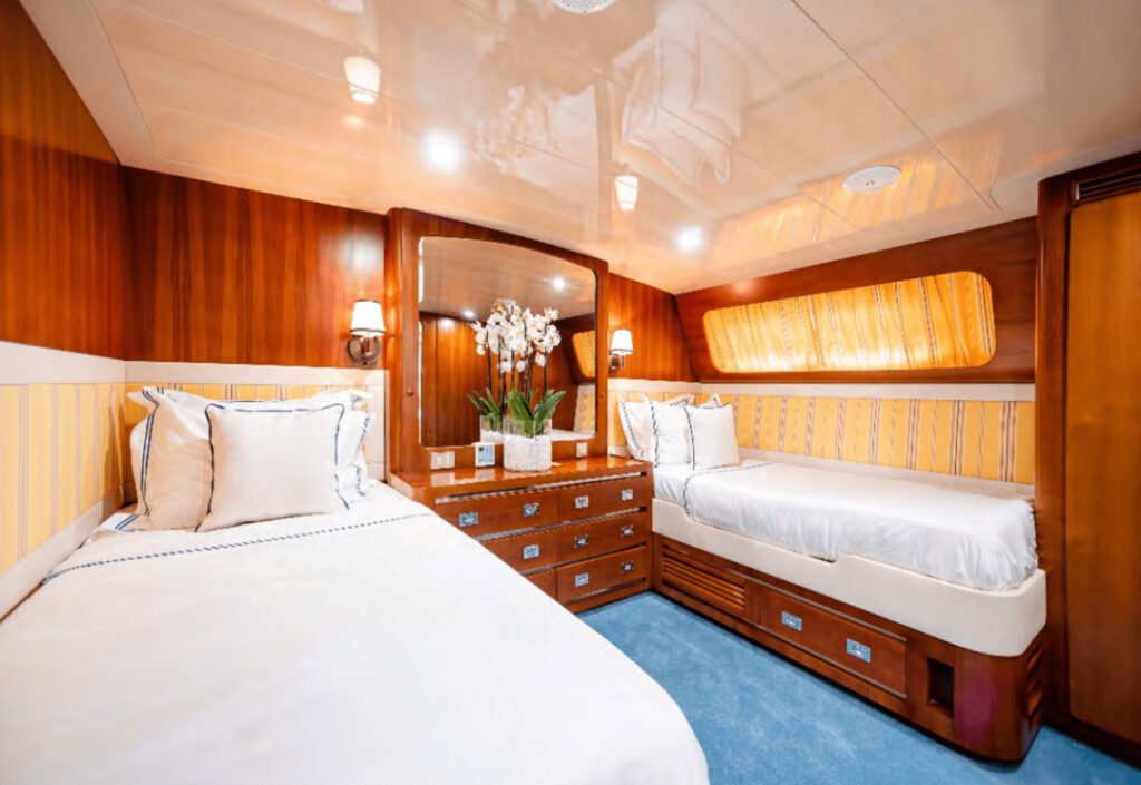 rent yacht - billionaires yachts mykonos