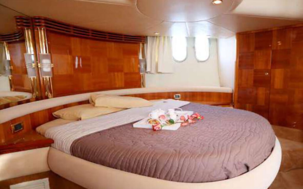 azimut 55 - luxury yachts Mykonos - billionaire club 1