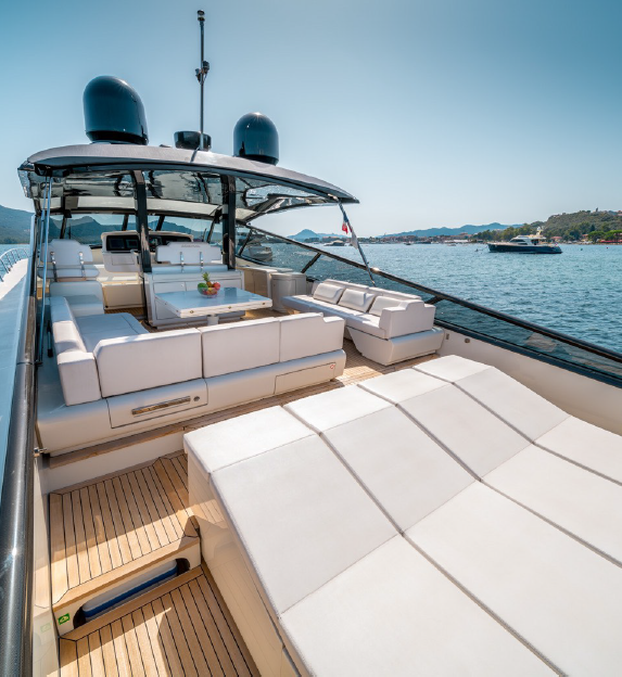 itama - luxury yachts mykonos - billionaires 10