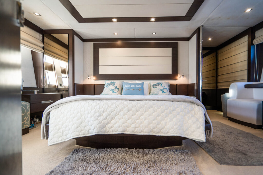 azimut 86 - luxury yachts miami lifestyle 3
